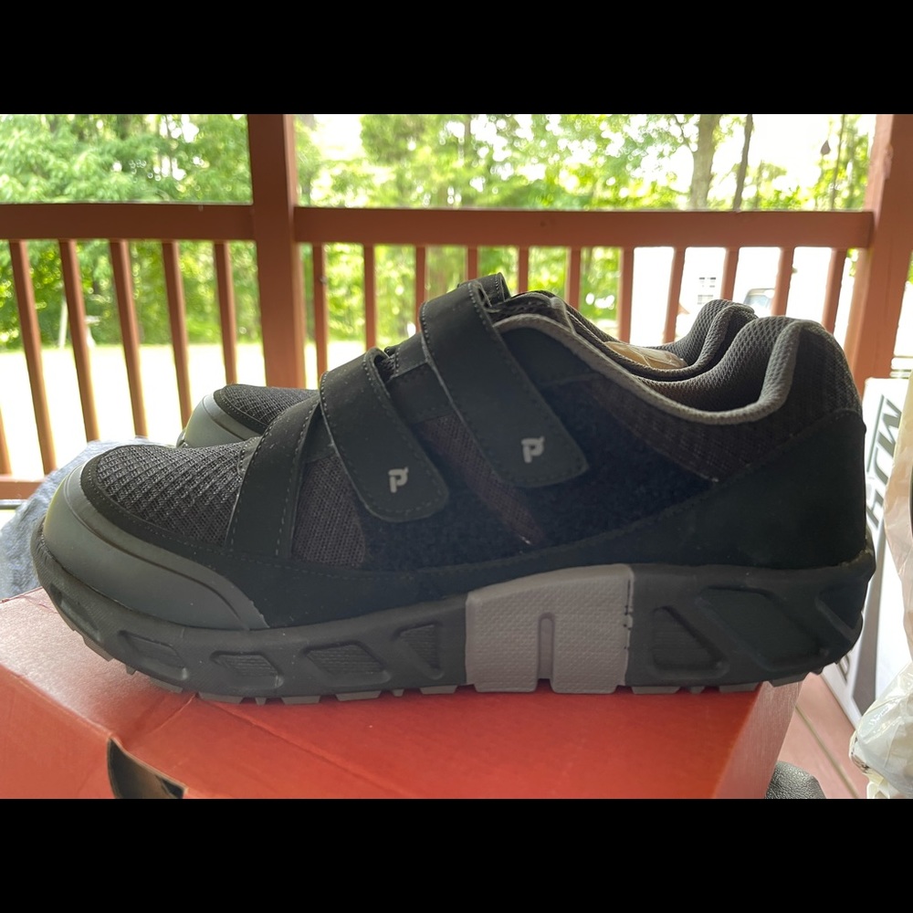 Propet orthopedic shoes black size 11 regular width has Velcro never worn new